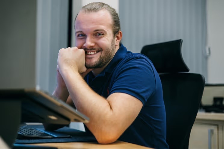 Christoph Harrison an seinem Arbeitsplatz